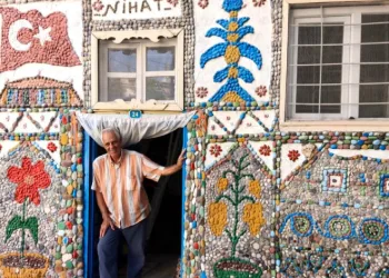 Topladığı binlerce taşı sanata dönüştürdü