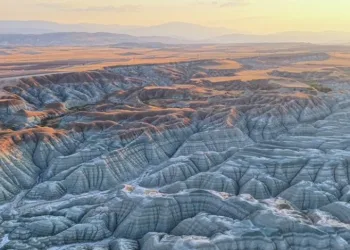 Doğanın sanat eseri Gökkuşağı Tepelerinde gün batımı masalı