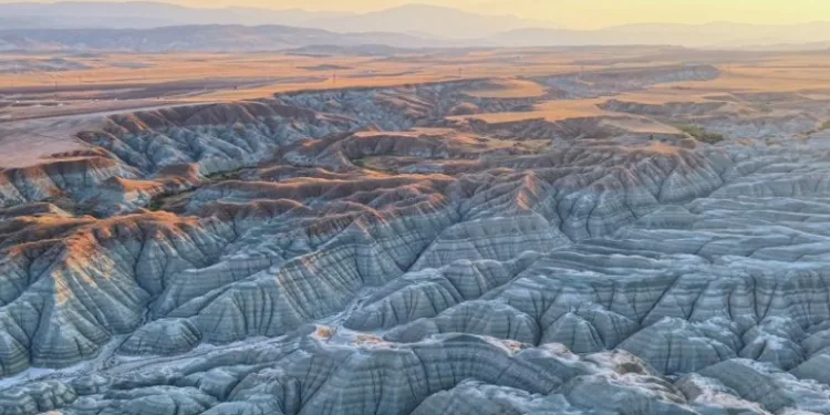 Doğanın sanat eseri Gökkuşağı Tepelerinde gün batımı masalı