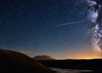 Konya’nın Karapınar ilçesinde bulunan Meke Krater Gölü, Perseid meteor yağmurunu izlemek isteyen doğaseverler ve fotoğraf tutkunlarının buluşma noktası oldu.