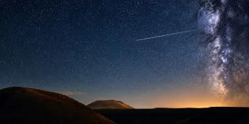 Konya’nın Karapınar ilçesinde bulunan Meke Krater Gölü, Perseid meteor yağmurunu izlemek isteyen doğaseverler ve fotoğraf tutkunlarının buluşma noktası oldu.