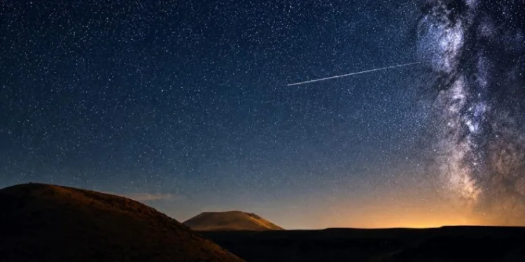 Konya’nın Karapınar ilçesinde bulunan Meke Krater Gölü, Perseid meteor yağmurunu izlemek isteyen doğaseverler ve fotoğraf tutkunlarının buluşma noktası oldu.