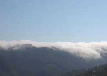 Dağ zirvesine çöken sis bulutu görsel şölen oluşturdu