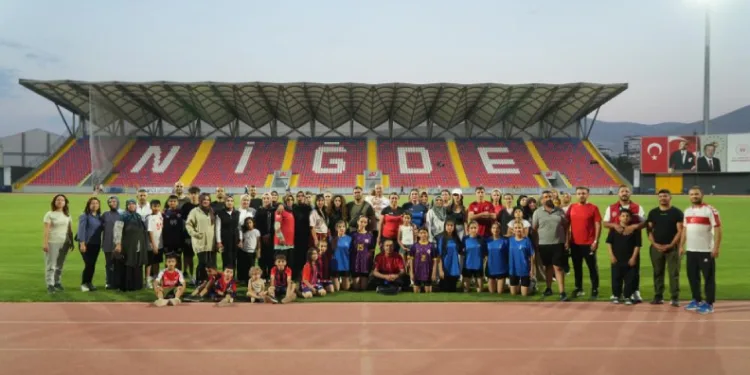 Niğde’de sağlıklı yaşam için 7’den 70’e herkes stadyumda buluşuyor