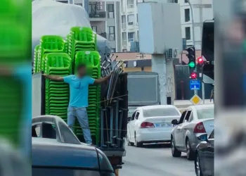 Kamyonetin kasasında tehlikeli yolculuk