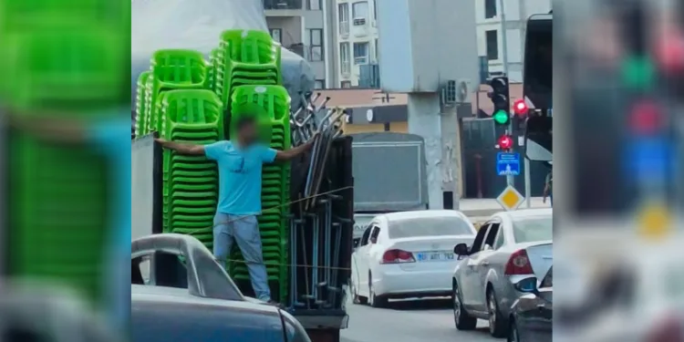 Kamyonetin kasasında tehlikeli yolculuk