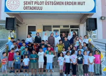 Burhaniye’de kadın muhtar öğrencilere ikramlarda bulundu