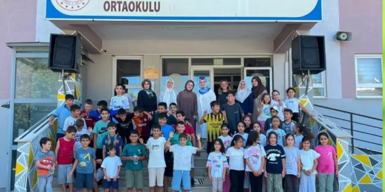 Burhaniye’de kadın muhtar öğrencilere ikramlarda bulundu