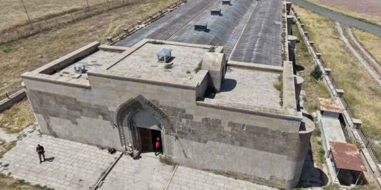 Iğdır’daki tarihi Ejder Kervansarayı tarihin izlerini taşıyor