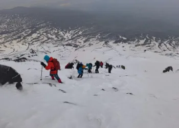Çevre gönüllüleri Ağrı Dağı’nın zirvesinden doğa için seslendi