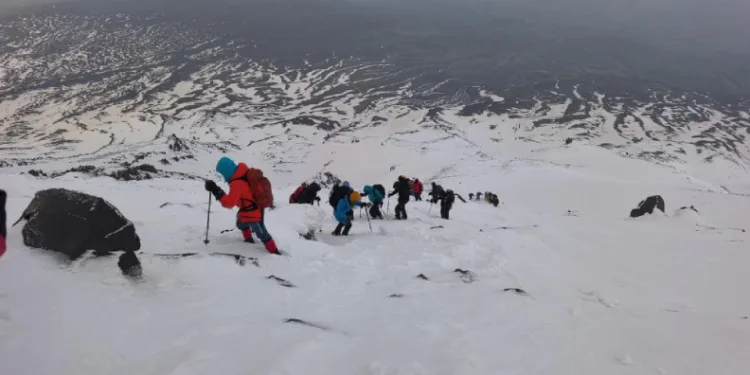 Çevre gönüllüleri Ağrı Dağı’nın zirvesinden doğa için seslendi