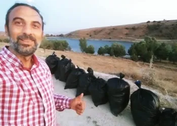 Balık tutmaya geldikleri gölette çöp topladılar