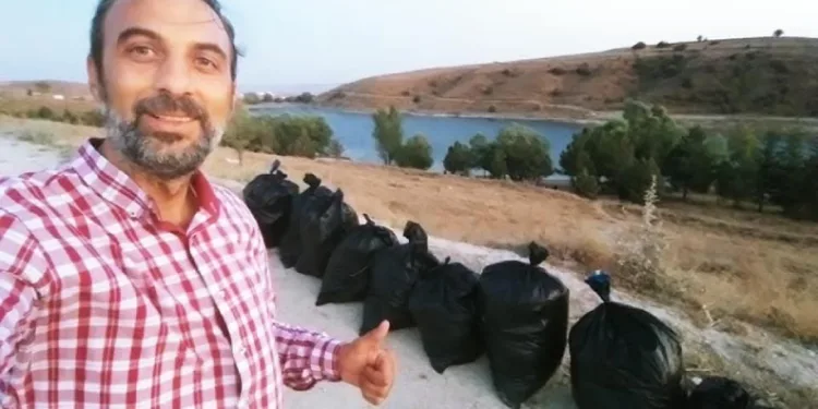 Balık tutmaya geldikleri gölette çöp topladılar