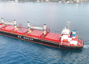 Karadeniz’de saldırıya uğrayan ‘M/V Lady Zehma’ İstanbul Boğazı’ndan geçti