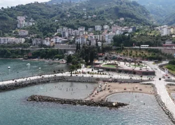 Gökdelenler yıkıldı, kumsal halka açıldı