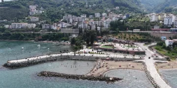 Gökdelenler yıkıldı, kumsal halka açıldı