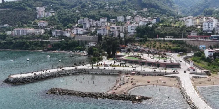 Gökdelenler yıkıldı, kumsal halka açıldı
