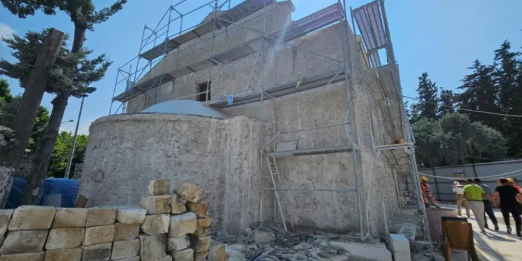 Depremde hasar gören İskenderun Aziz Corc Rum Ortodoks kilisesi restore ediliyor
