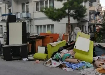 Yol kenarına bırakılan mobilyalar ve atıkların önüne geçilemiyor