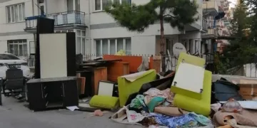 Yol kenarına bırakılan mobilyalar ve atıkların önüne geçilemiyor