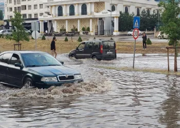 Meteoroloji 12. Bölge Müdürlüğünün uyarılarının ardından Erzurum’da etkili olan sağanak, su baskınlarına ve kazalara neden oldu.
