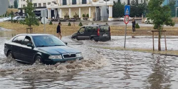 Meteoroloji 12. Bölge Müdürlüğünün uyarılarının ardından Erzurum’da etkili olan sağanak, su baskınlarına ve kazalara neden oldu.