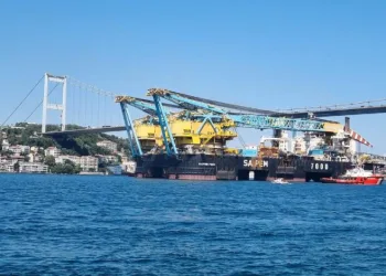 Dünyanın en büyük 3’üncü vinç gemisi ‘Saipem 7000’ İstanbul Boğazı’ndan geçti