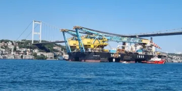Dünyanın en büyük 3’üncü vinç gemisi ‘Saipem 7000’ İstanbul Boğazı’ndan geçti