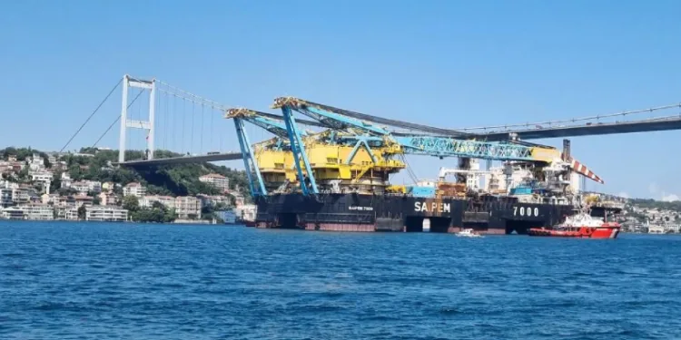 Dünyanın en büyük 3’üncü vinç gemisi ‘Saipem 7000’ İstanbul Boğazı’ndan geçti