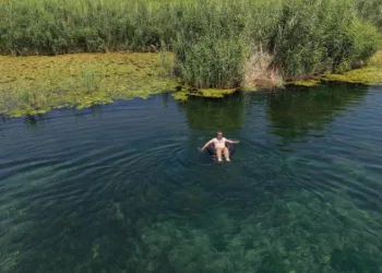 Iğdır’da sıcak hava vatandaşları Karasu Sazlığı’na çekiyor
