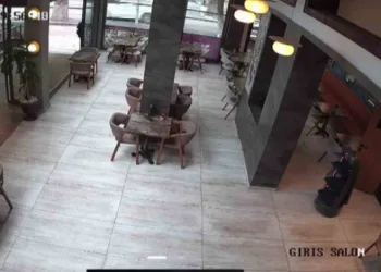 Garson robot merdivenlerden düştü, restoran 3 gün izne yolladı