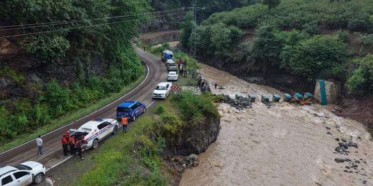 Giresun’da sel: Kaybolan dayı ve yeğeni aranıyor