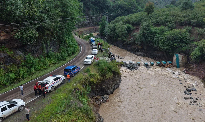 Giresun’da sel: Kaybolan dayı ve yeğeni aranıyor