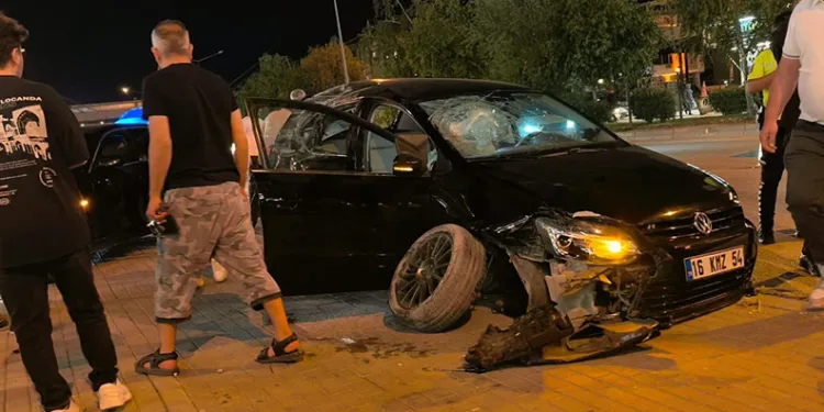 Bursa’da kontrolden çıkan araç iki otomobile çarptı: 2 yaralı