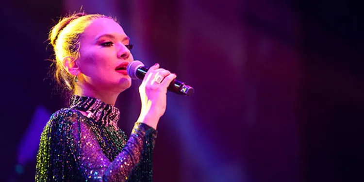 Demet Akalın konserinde taciz iddiası: Korumalarına isyan etti