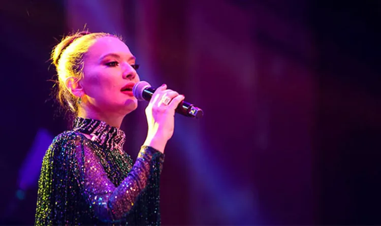 Demet Akalın konserinde taciz iddiası: Korumalarına isyan etti