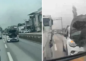 Bursa’da seyir halindeki otomobilin kaputunu açarak tamir yaptı