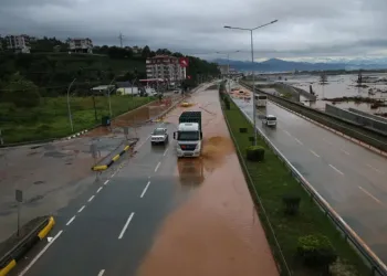 Rize ve Trabzon’u sağanak vurdu: Yollar su altında kaldı, evler tahliye edildi