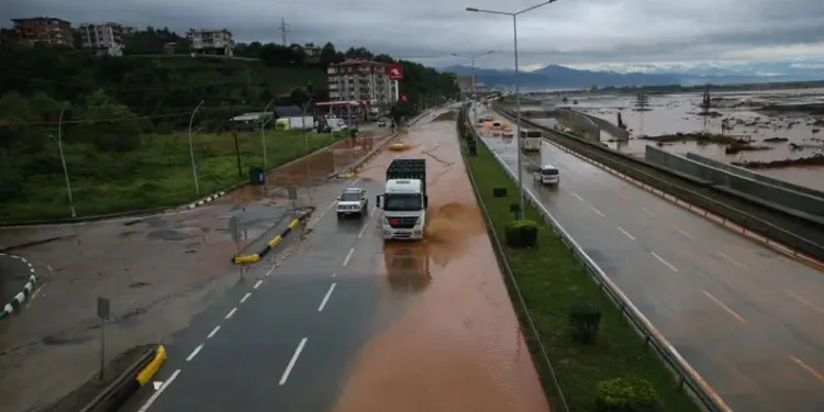 Rize ve Trabzon’u sağanak vurdu: Yollar su altında kaldı, evler tahliye edildi