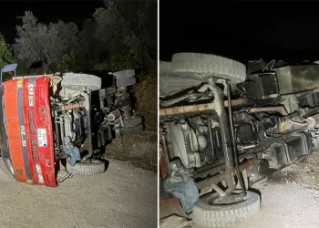Bursa’da devrilen iş makinesinde sıkışan sürücü camdan çıkarıldı