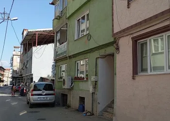 2 yaşındaki çocuk 3. kattan beton zemine düştü