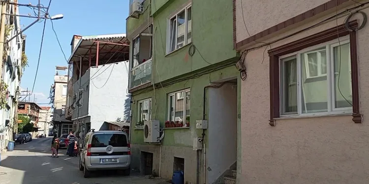 2 yaşındaki çocuk 3. kattan beton zemine düştü