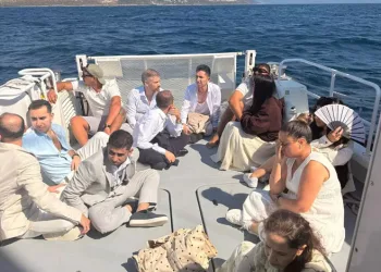 Şık giyinip dikkat çekmemeye çalıştılar: 12 düzensiz göçmen yakalandı