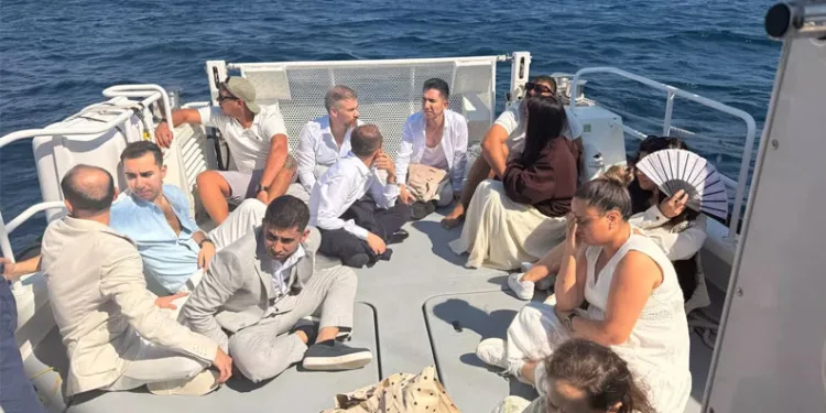 Şık giyinip dikkat çekmemeye çalıştılar: 12 düzensiz göçmen yakalandı