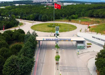Bursa’da kontrolden çıkan otomobil park halindeki araca çarparak ters döndü
