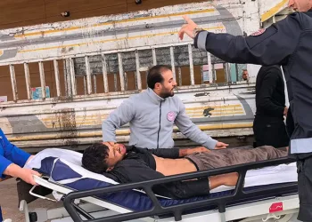 Kamyonetten düşen genç yaralandı