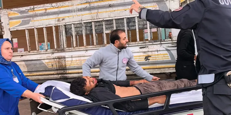 Kamyonetten düşen genç yaralandı