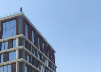 Takla atan otomobil hurdaya döndü: 2 yaralı