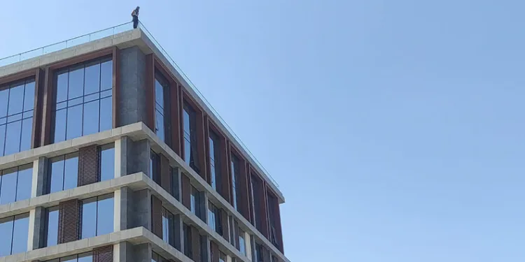 Takla atan otomobil hurdaya döndü: 2 yaralı