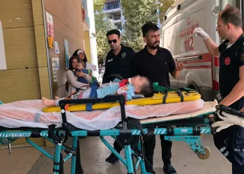 2 yaşındaki çocuk 3. kattan beton zemine düştü